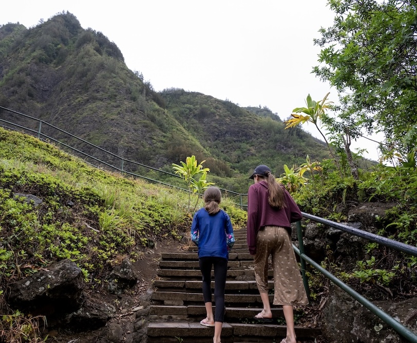 mom daughter hike hawaii